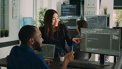 Ein internationales Team der Programmierer bei der Arbeit